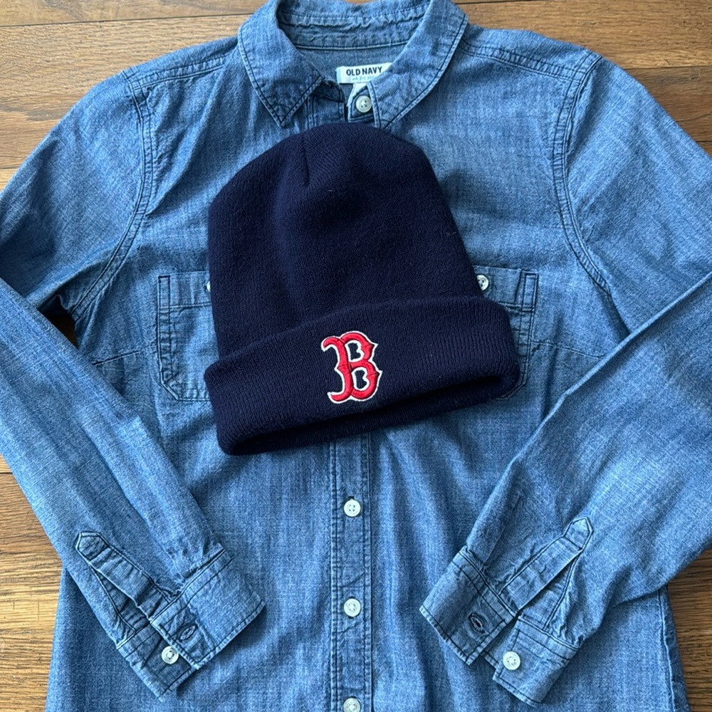 Boston Red Sox navy blue knit beanie.